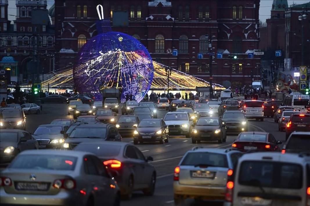 İstanbullular şikayet etmesin! Dünyanın en uzun  trafik sıkışıklığı kaç gün sürdü? 22