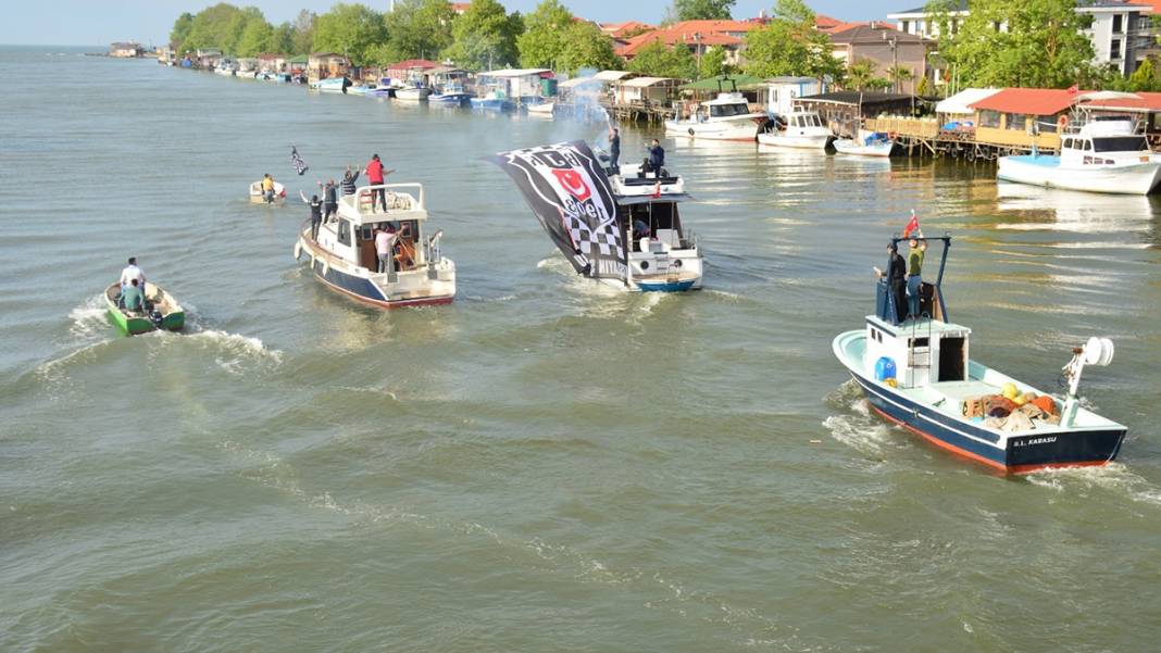 Sakarya Nehri'nde Beşiktaşlıların şampiyonluk turu 3