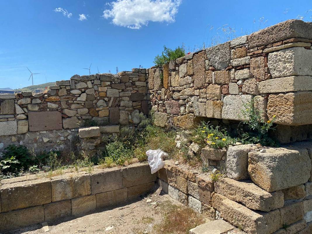 Kyme Antik Kenti'nin son hali yürek sızlatıyor 6