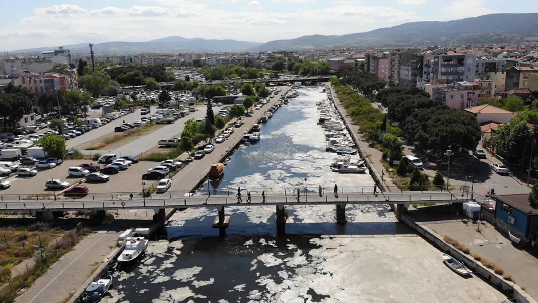 Müsilaj Çanakkale'yi ikiye bölen Sarıçay'ı da kapladı 10