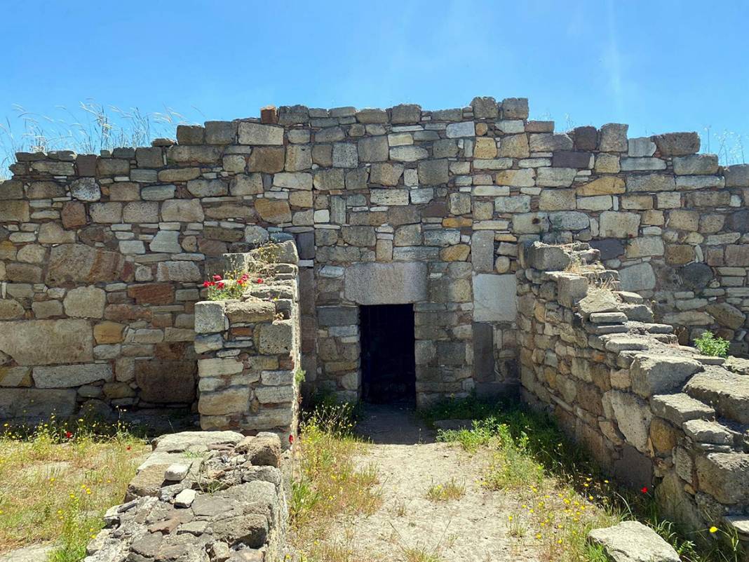 Kyme Antik Kenti'nin son hali yürek sızlatıyor 8