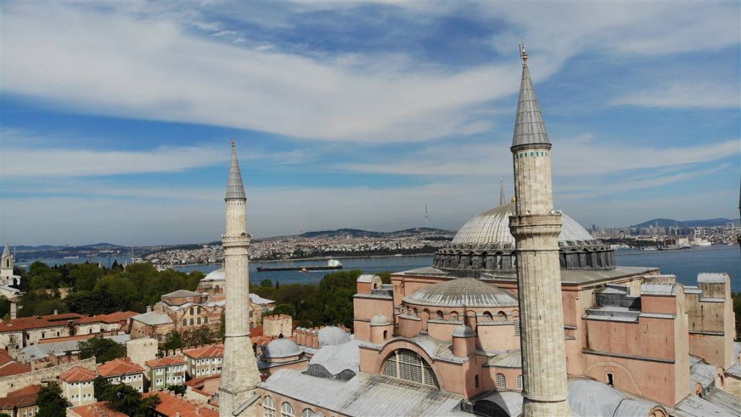 Ayasofya Camii'ne 87 yıl sonra ilk mahya 1
