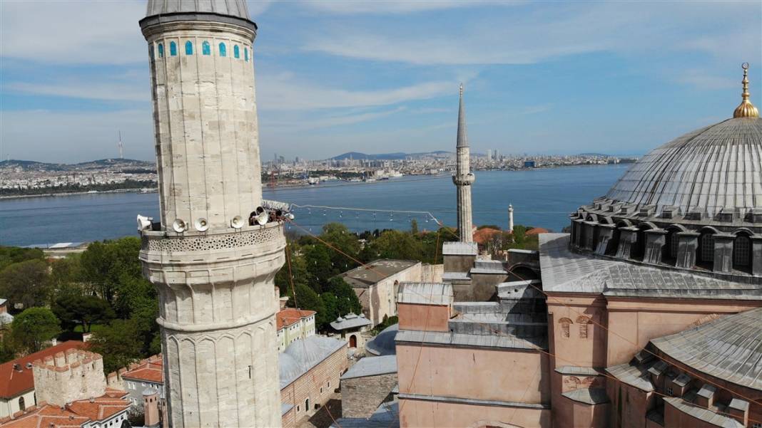 Ayasofya Camii'ne 87 yıl sonra ilk mahya 2