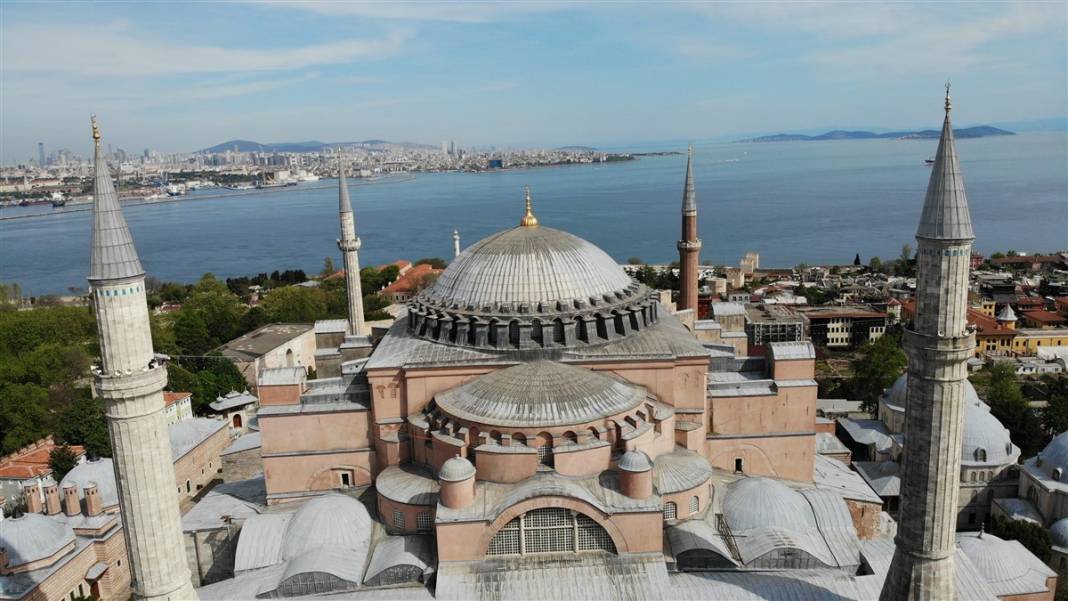 Ayasofya Camii'ne 87 yıl sonra ilk mahya 3