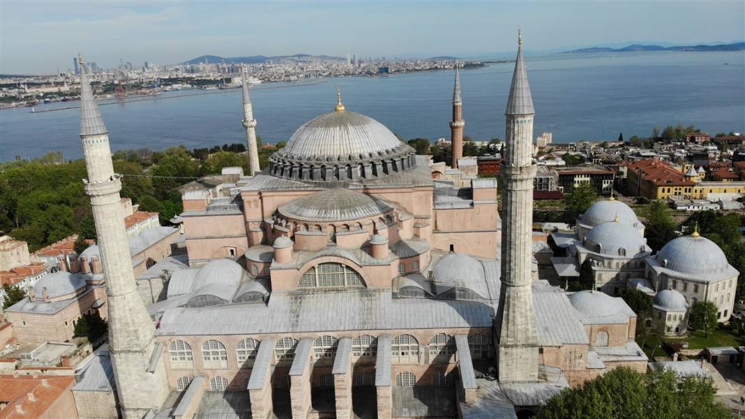 Ayasofya Camii'ne 87 yıl sonra ilk mahya 4