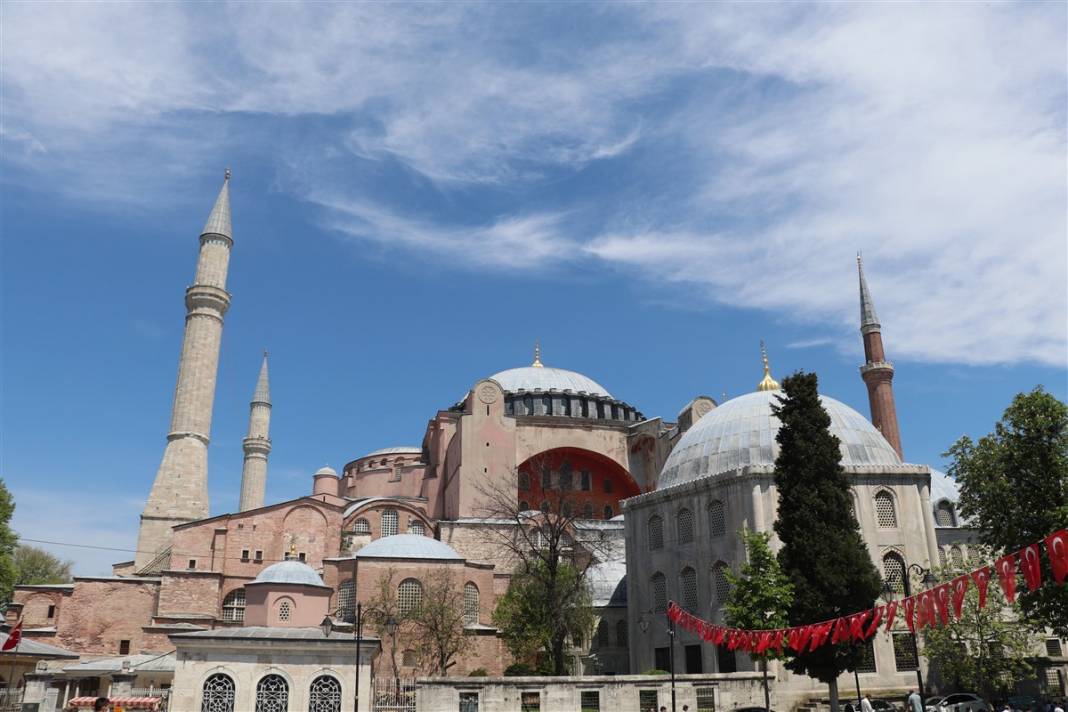 Ayasofya Camii'ne 87 yıl sonra ilk mahya 7