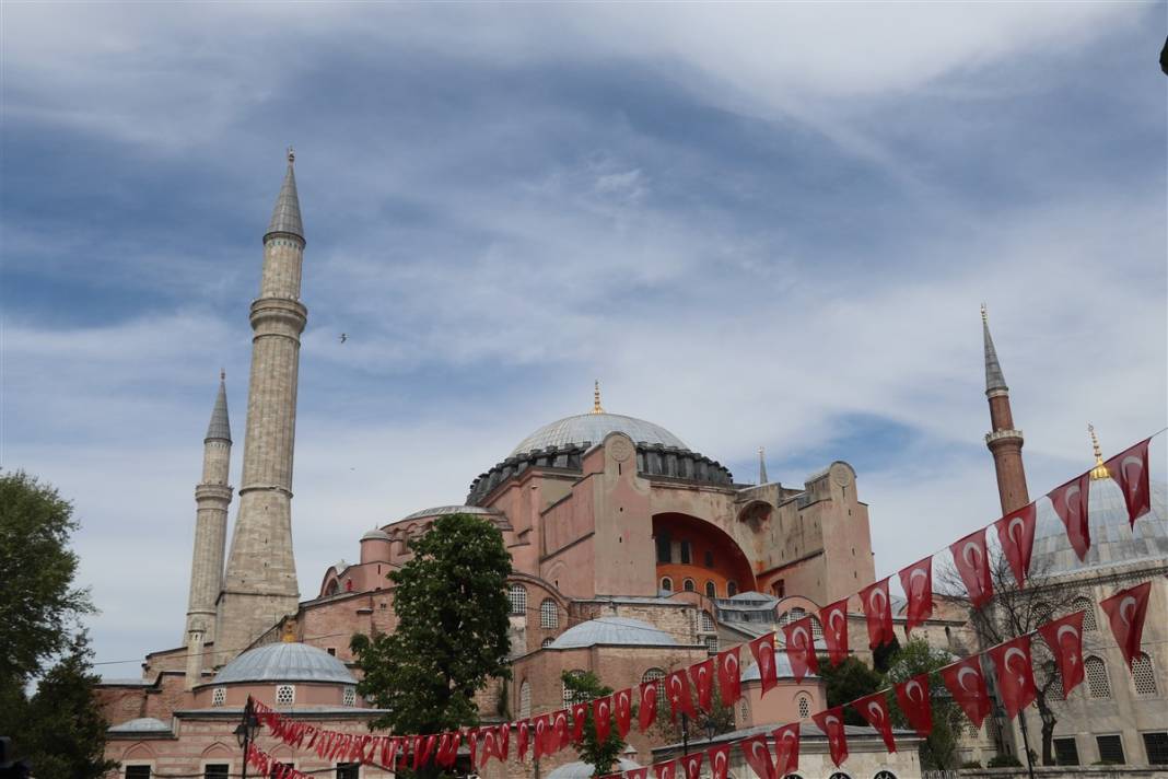 Ayasofya Camii'ne 87 yıl sonra ilk mahya 8