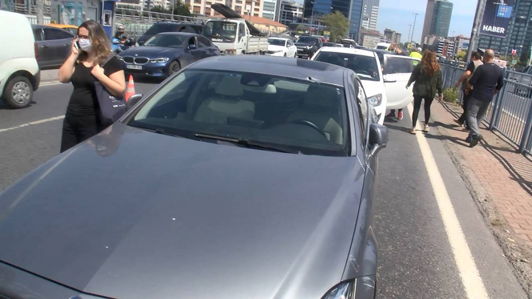 Bomba patladı sandılar! Makas dehşetinde ortalık savaş alanına döndü 9