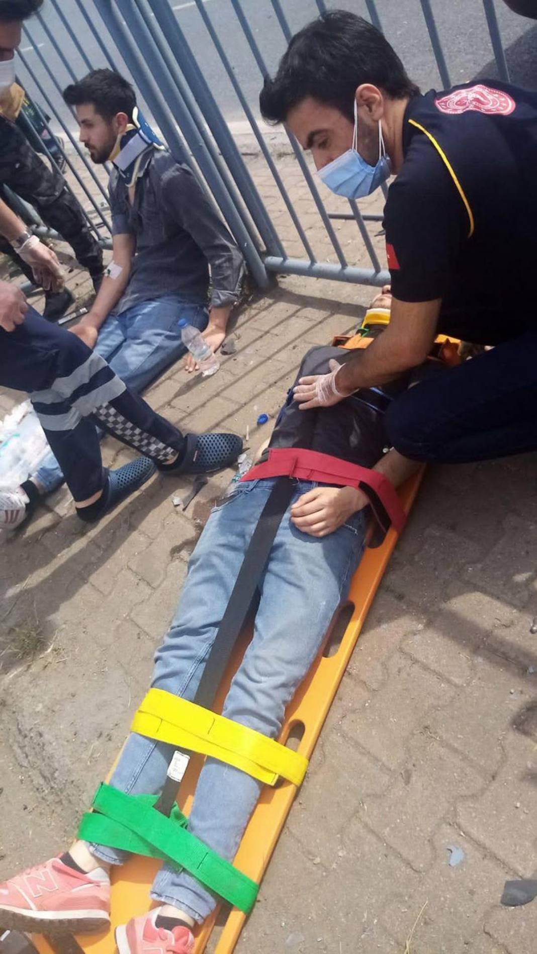 Bomba patladı sandılar! Makas dehşetinde ortalık savaş alanına döndü 11