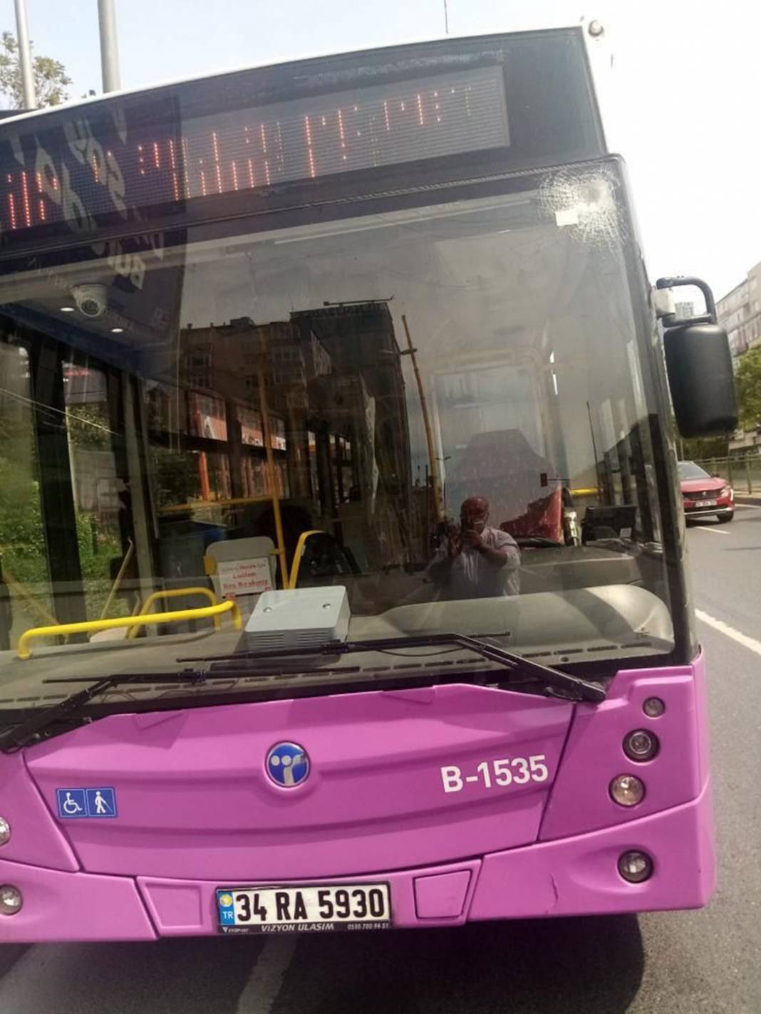 Bomba patladı sandılar! Makas dehşetinde ortalık savaş alanına döndü 13