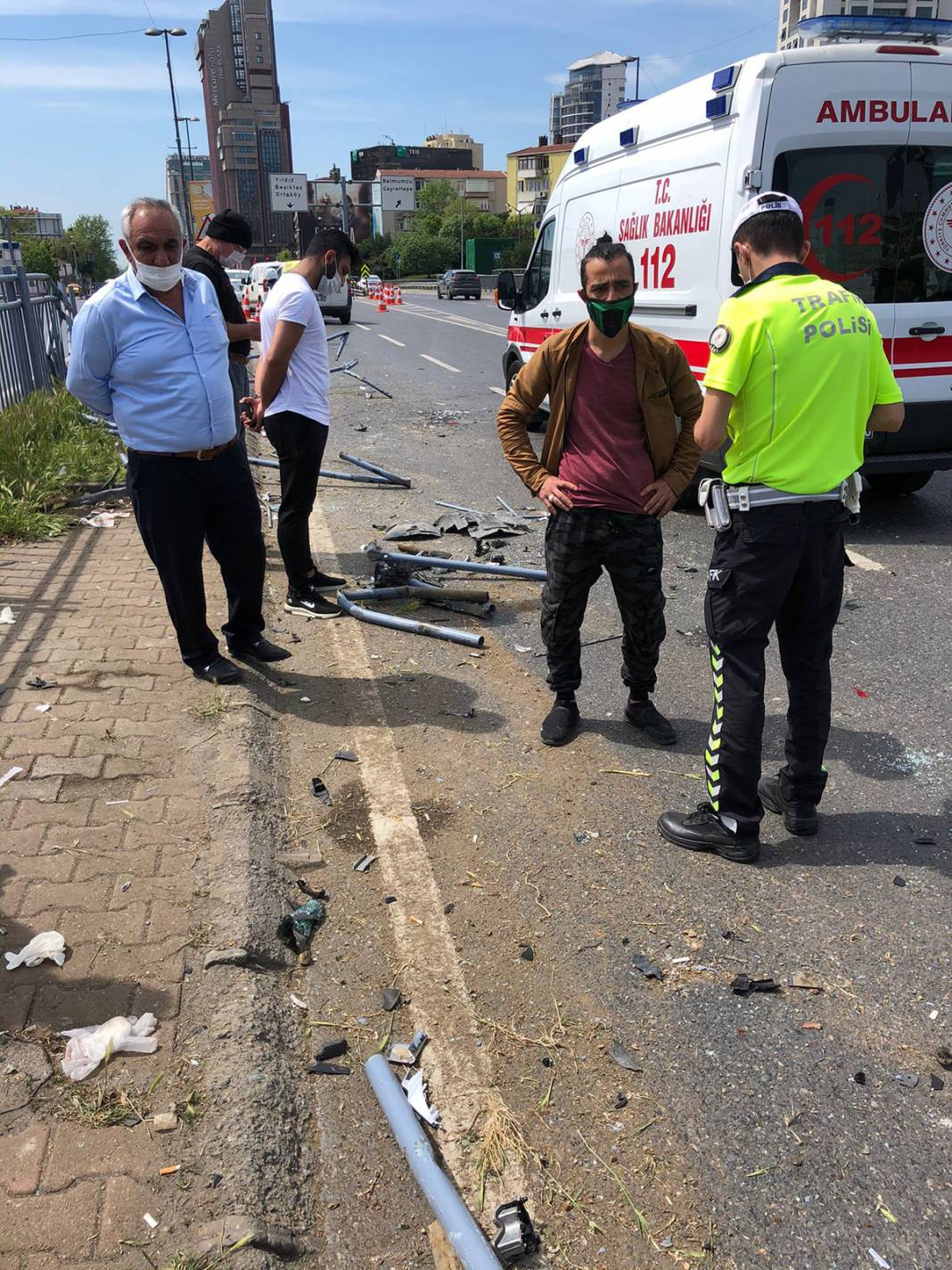 Bomba patladı sandılar! Makas dehşetinde ortalık savaş alanına döndü 4