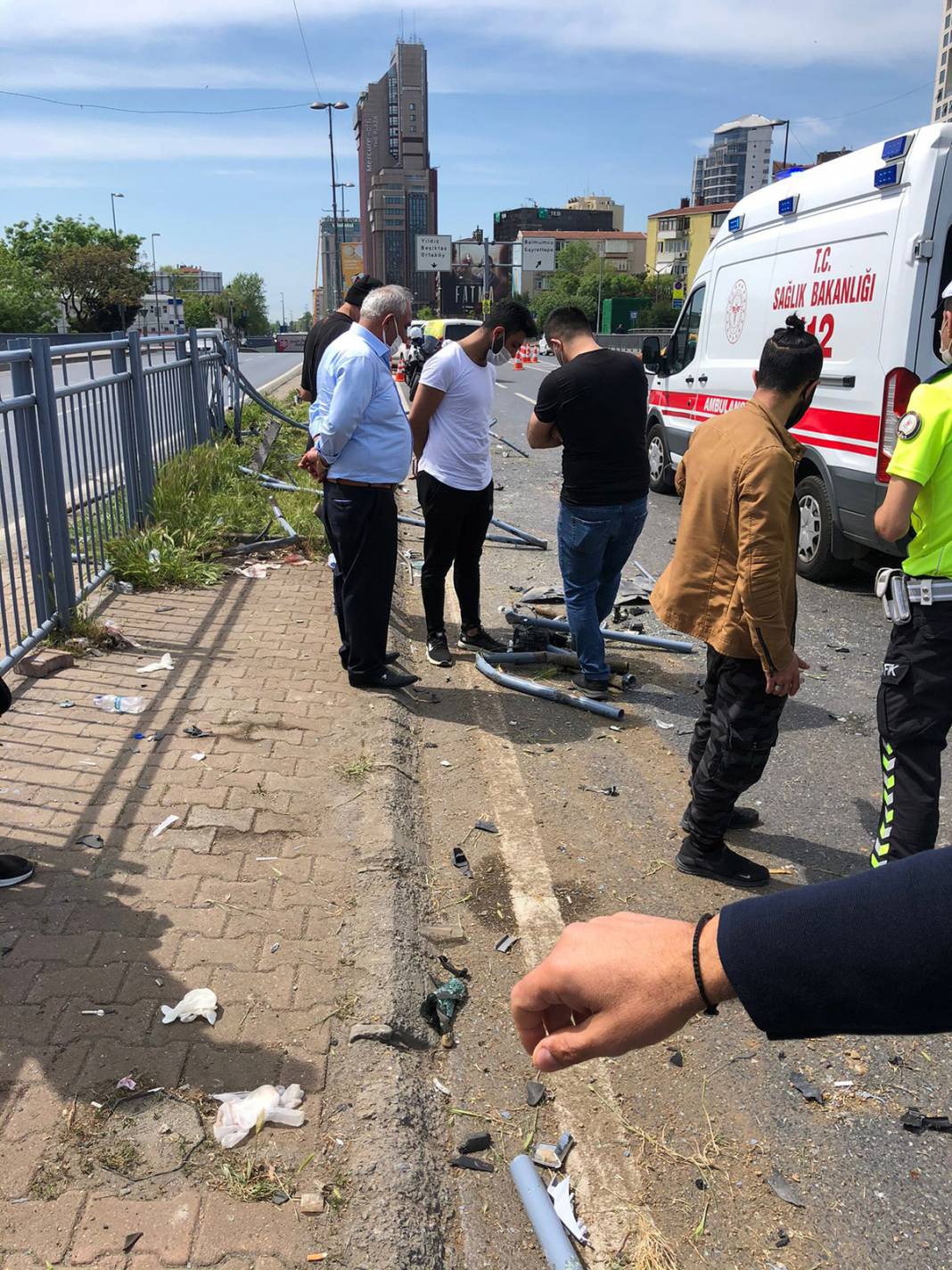 Bomba patladı sandılar! Makas dehşetinde ortalık savaş alanına döndü 5