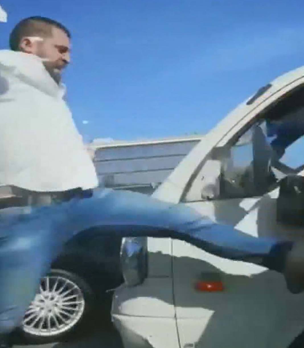 Lüks otomobilin sürücüsü pes dedirtti! İstanbul'da görülmemiş magandalık 1