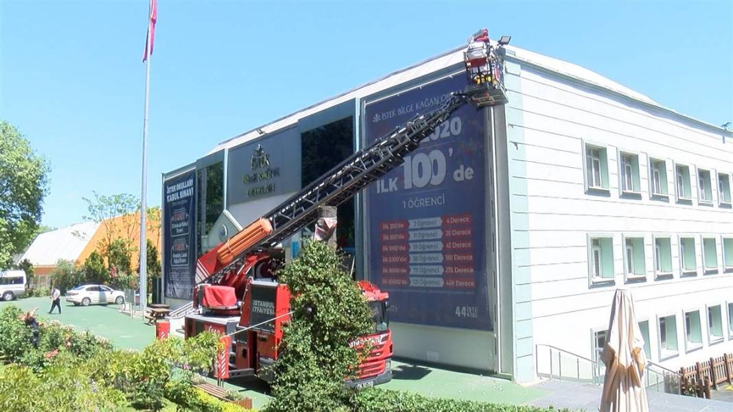 Yıkılan okul duvarındaki inanılmaz manzara 7