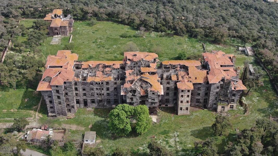 7 ay geçmesine rağmen restorasyon başlamadı... Her an yerle bir olabilir 1