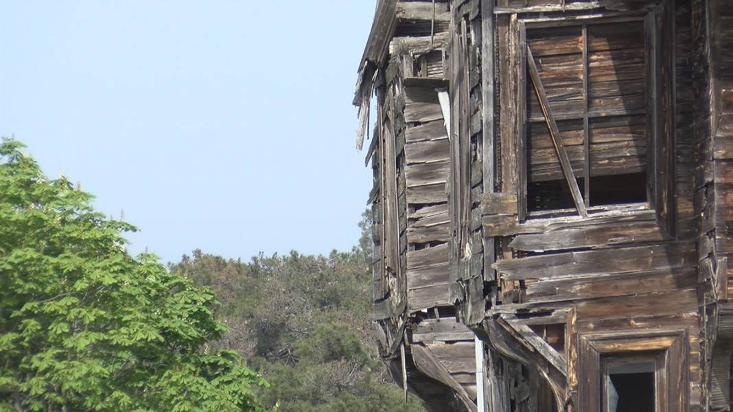 7 ay geçmesine rağmen restorasyon başlamadı... Her an yerle bir olabilir 11