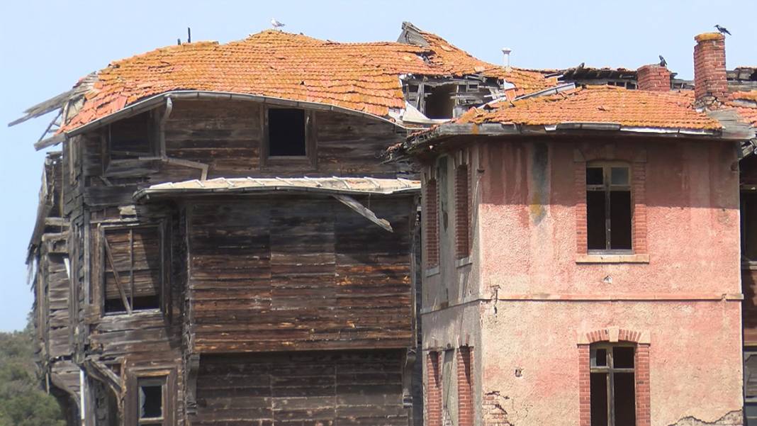 7 ay geçmesine rağmen restorasyon başlamadı... Her an yerle bir olabilir 13