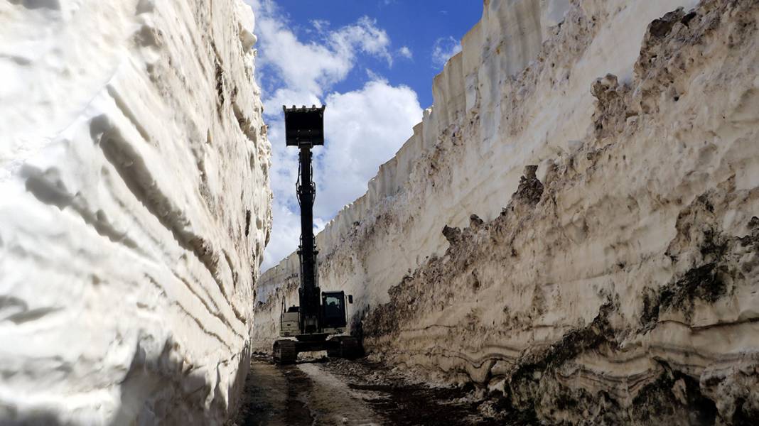 Burası Alaska değil Yüksekova! 8 metre karla mücadele... 2