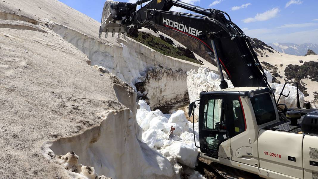 Burası Alaska değil Yüksekova! 8 metre karla mücadele... 5