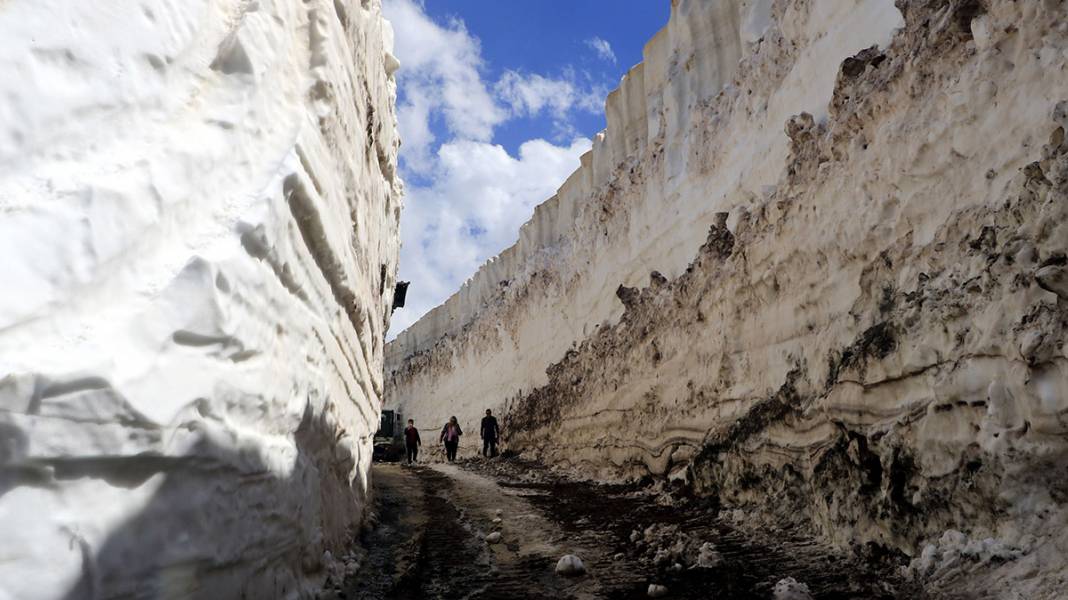 Burası Alaska değil Yüksekova! 8 metre karla mücadele... 6
