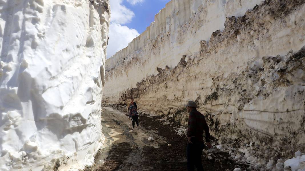 Burası Alaska değil Yüksekova! 8 metre karla mücadele... 8