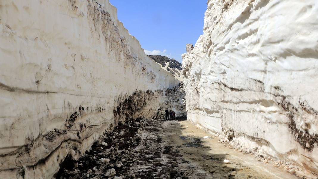 Burası Alaska değil Yüksekova! 8 metre karla mücadele... 9