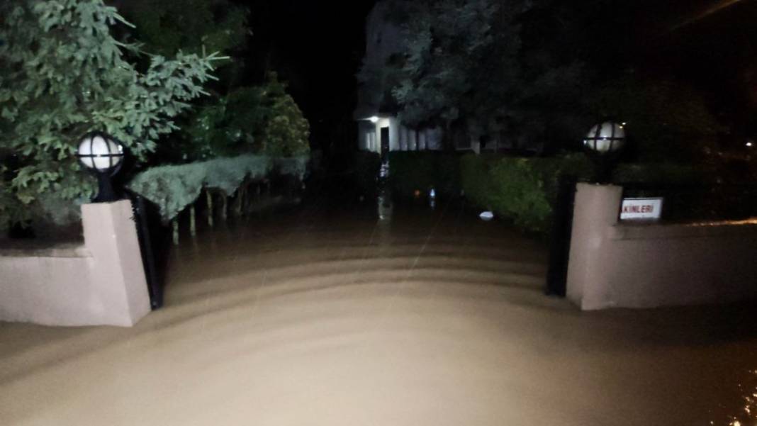 Sağanak bir ilçeyi perişan etti, her yeri su bastı 1