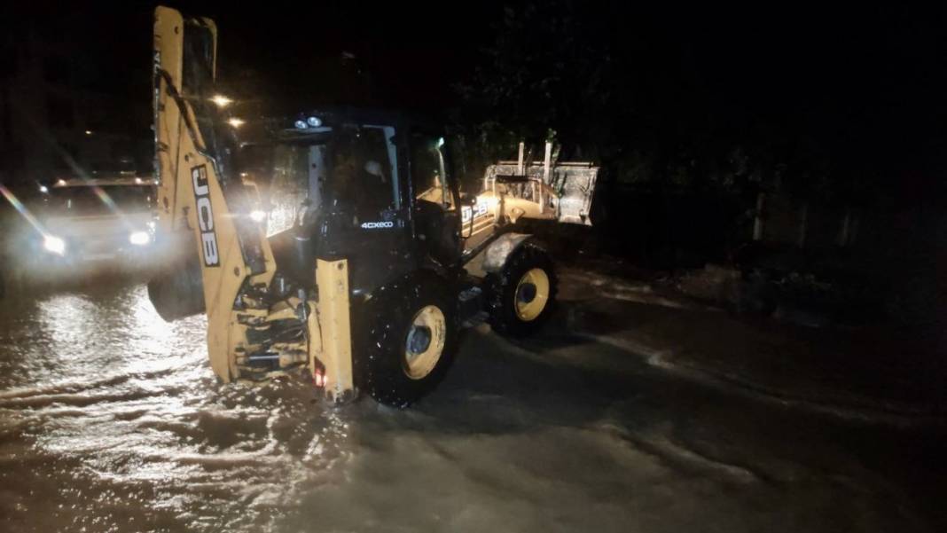 Sağanak bir ilçeyi perişan etti, her yeri su bastı 2