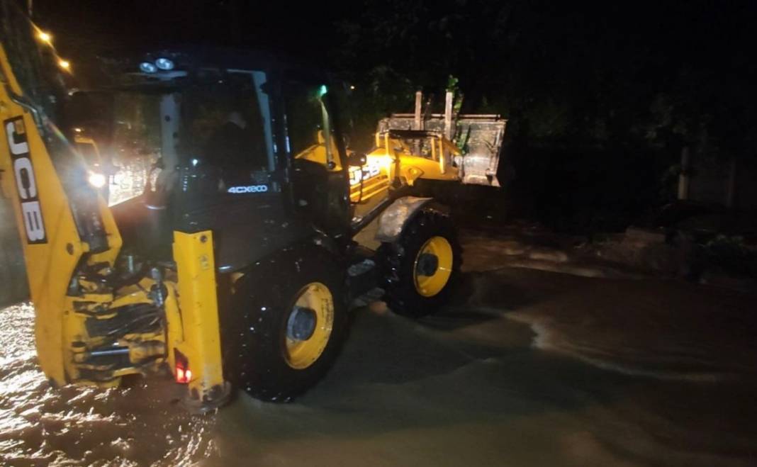 Sağanak bir ilçeyi perişan etti, her yeri su bastı 3