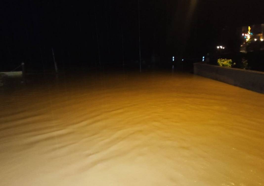 Sağanak bir ilçeyi perişan etti, her yeri su bastı 4