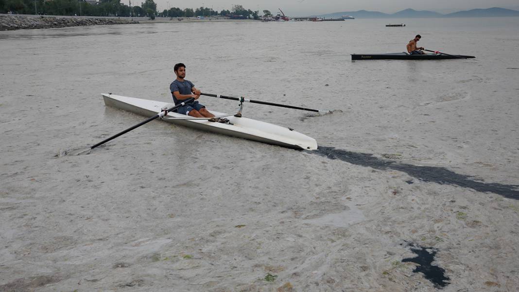 Caddebostan sahilinde yürekleri sızlatan görüntü: Deniz müsilaja teslim 5