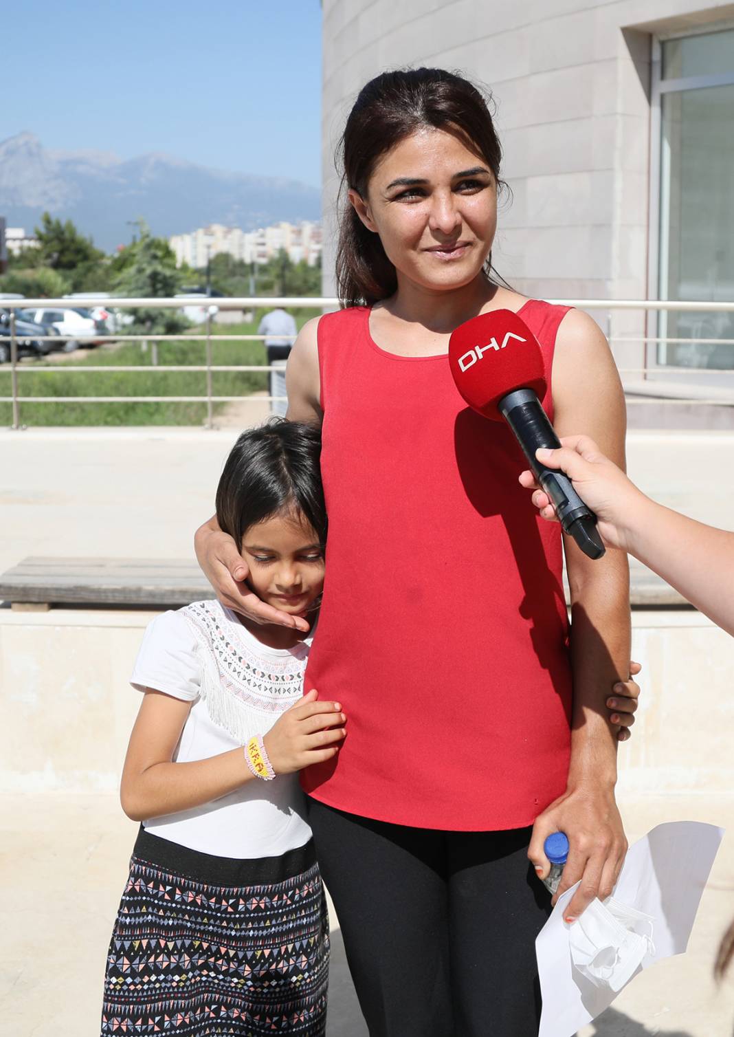 Kızı getirdi dua edip kapıda bekledi! Melek İpek'ten iyi haber 7