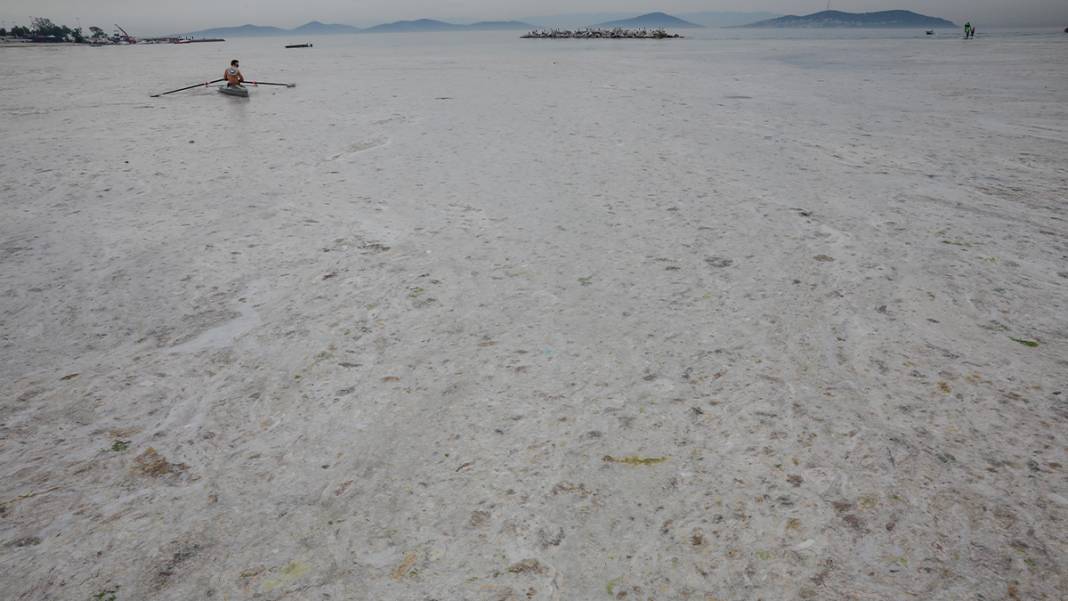 Caddebostan sahilinde yürekleri sızlatan görüntü: Deniz müsilaja teslim 6