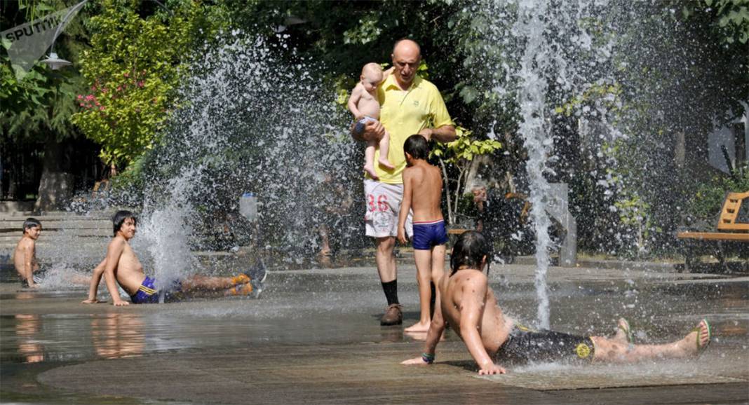 Жарко ли в черном. В Тбилиси жарко. Жара в Перми. Аномальная жара: МЧС предупреждает.... Узбеки спасаются от жары.
