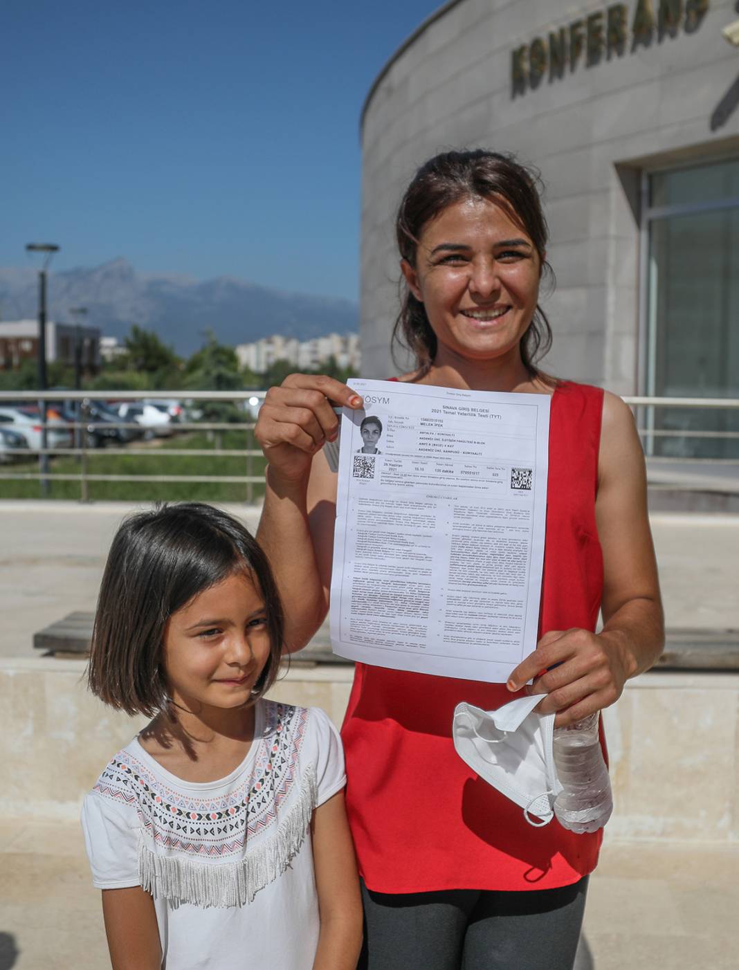 Kızı getirdi dua edip kapıda bekledi! Melek İpek'ten iyi haber 10