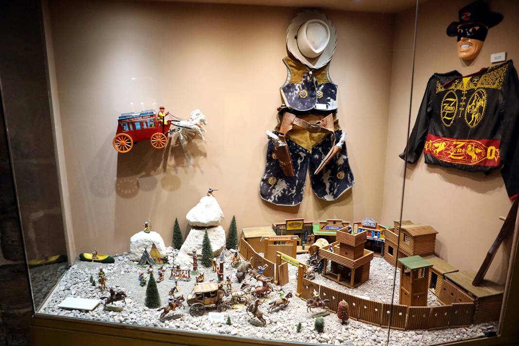 Mağarada yüzlerce yıllık oyuncaklar sergileniyor 1