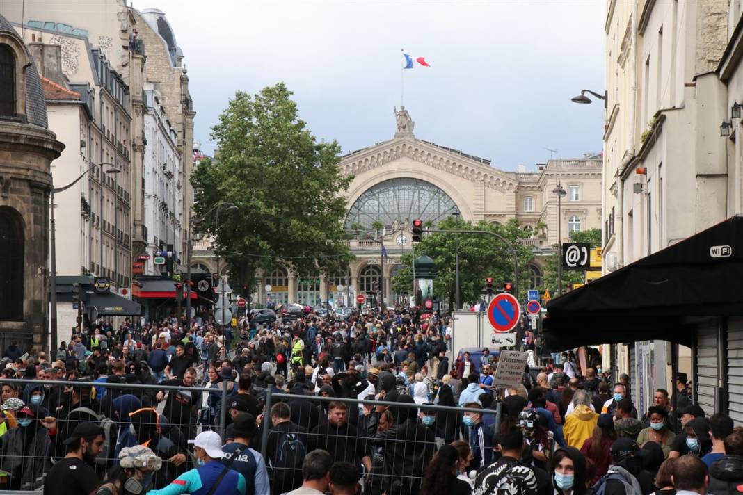 Fransa'da 'zorunlu aşı' protestosu: Diktatörlükle mücadele ediyoruz 1