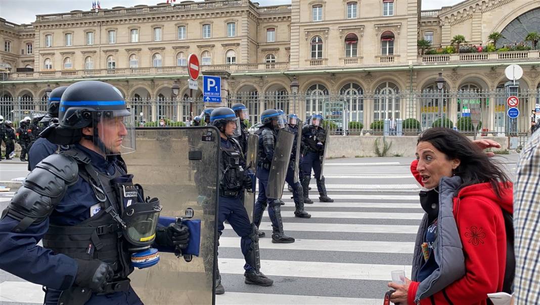 Fransa'da 'zorunlu aşı' protestosu: Diktatörlükle mücadele ediyoruz 2