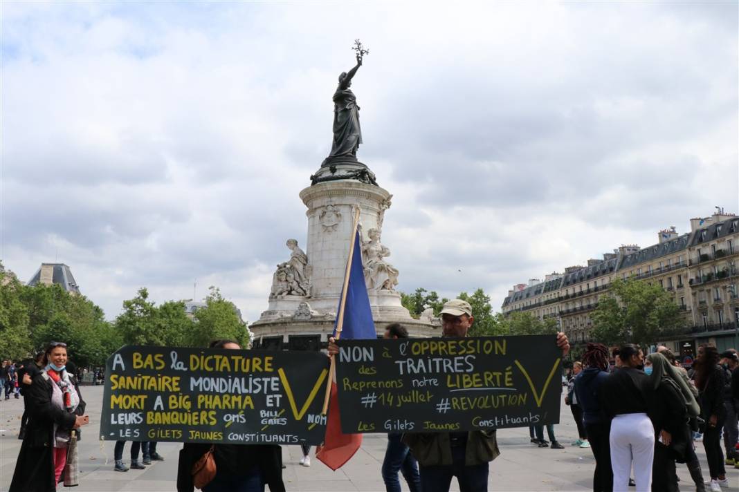 Fransa'da 'zorunlu aşı' protestosu: Diktatörlükle mücadele ediyoruz 5