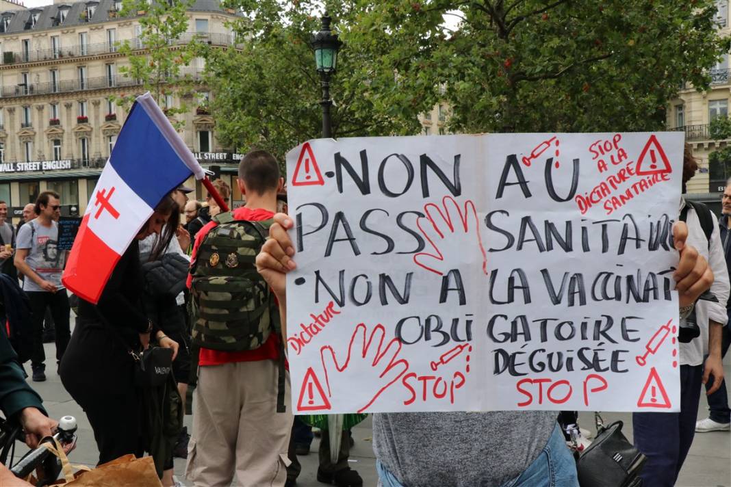 Fransa'da 'zorunlu aşı' protestosu: Diktatörlükle mücadele ediyoruz 6