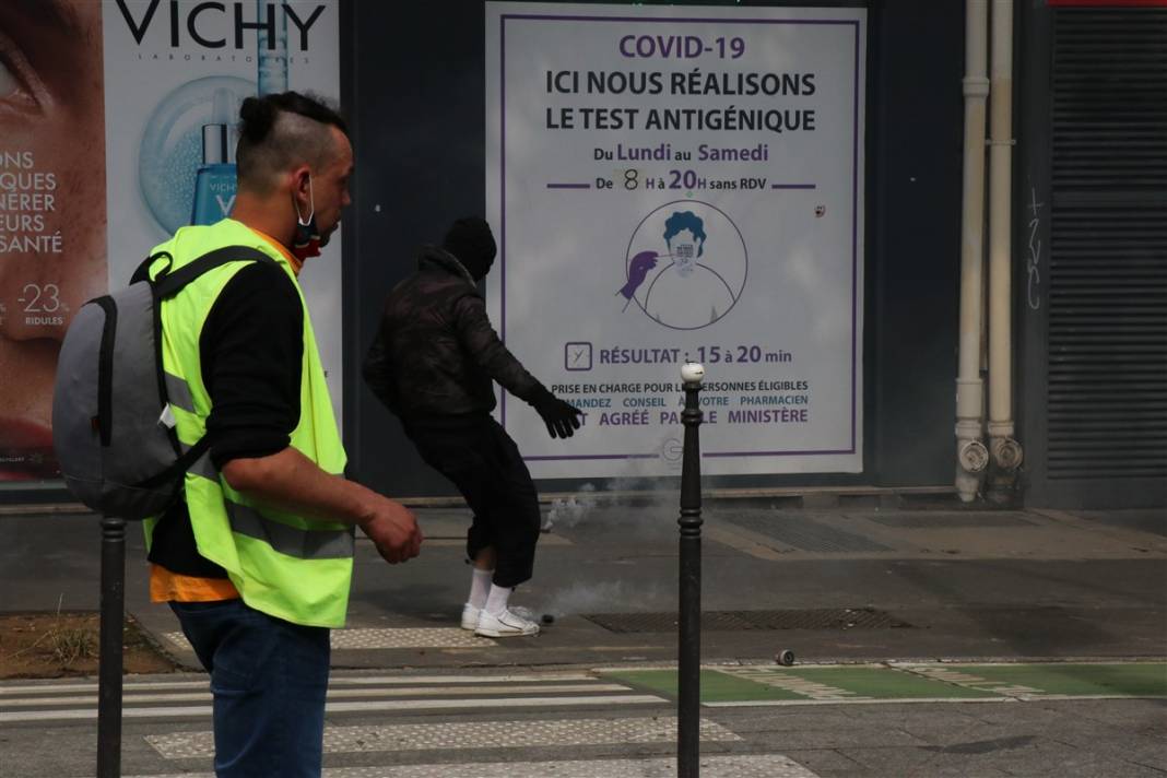 Fransa'da 'zorunlu aşı' protestosu: Diktatörlükle mücadele ediyoruz 8