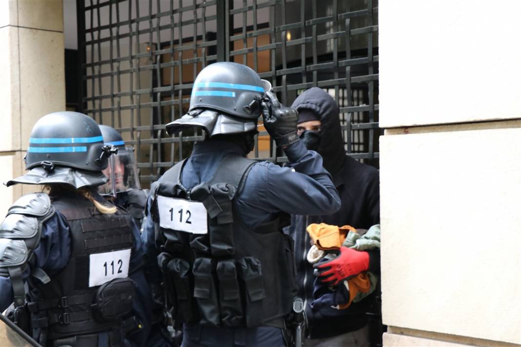 Fransa'da 'zorunlu aşı' protestosu: Diktatörlükle mücadele ediyoruz 9