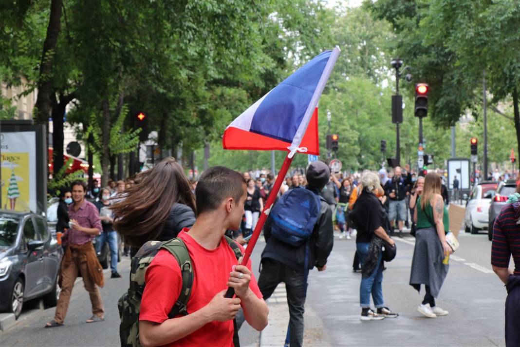 Fransa'da 'zorunlu aşı' protestosu: Diktatörlükle mücadele ediyoruz 10