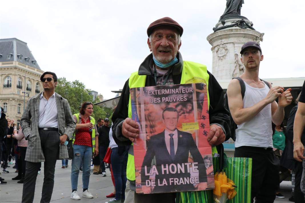 Fransa'da 'zorunlu aşı' protestosu: Diktatörlükle mücadele ediyoruz 12