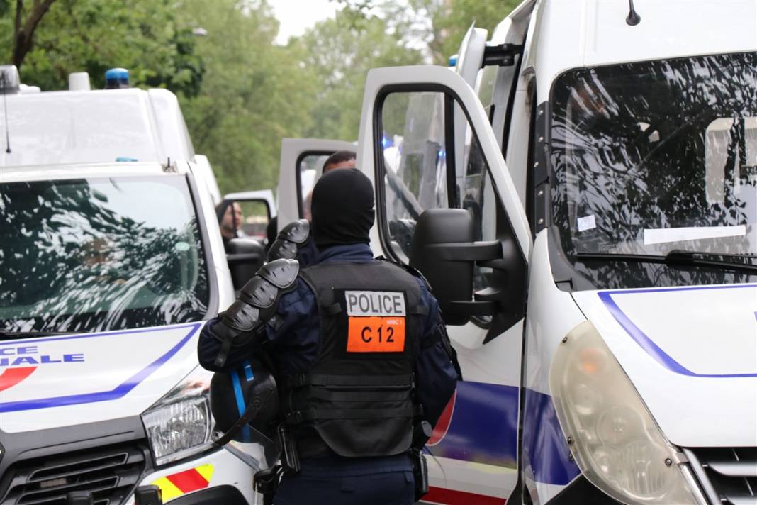 Fransa'da 'zorunlu aşı' protestosu: Diktatörlükle mücadele ediyoruz 13