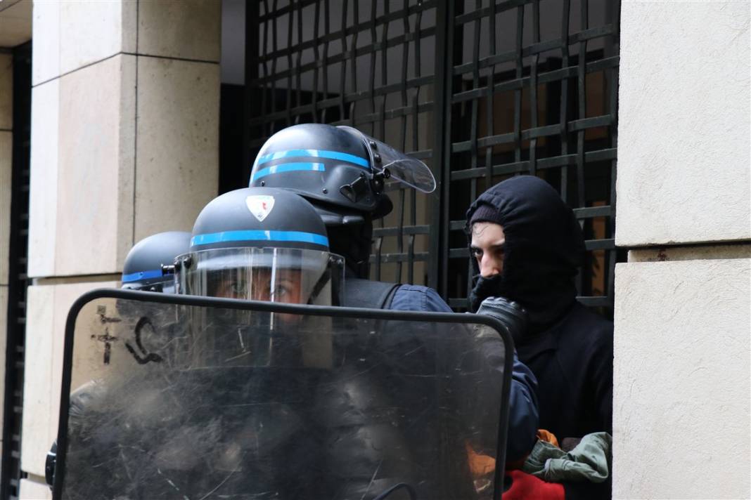 Fransa'da 'zorunlu aşı' protestosu: Diktatörlükle mücadele ediyoruz 14