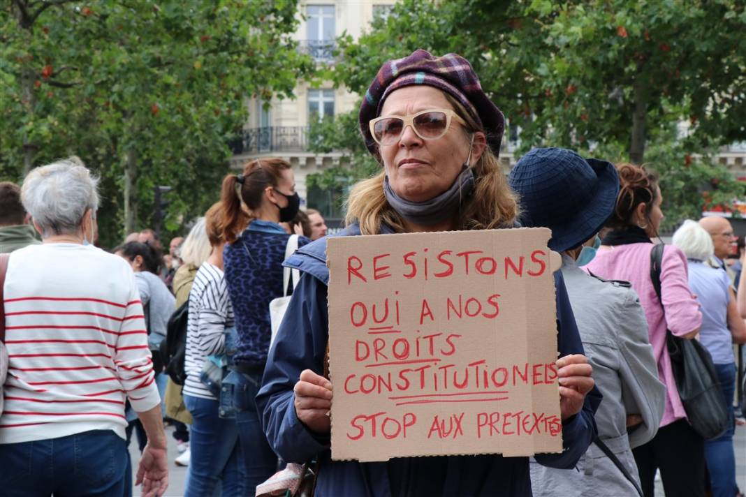 Fransa'da 'zorunlu aşı' protestosu: Diktatörlükle mücadele ediyoruz 15