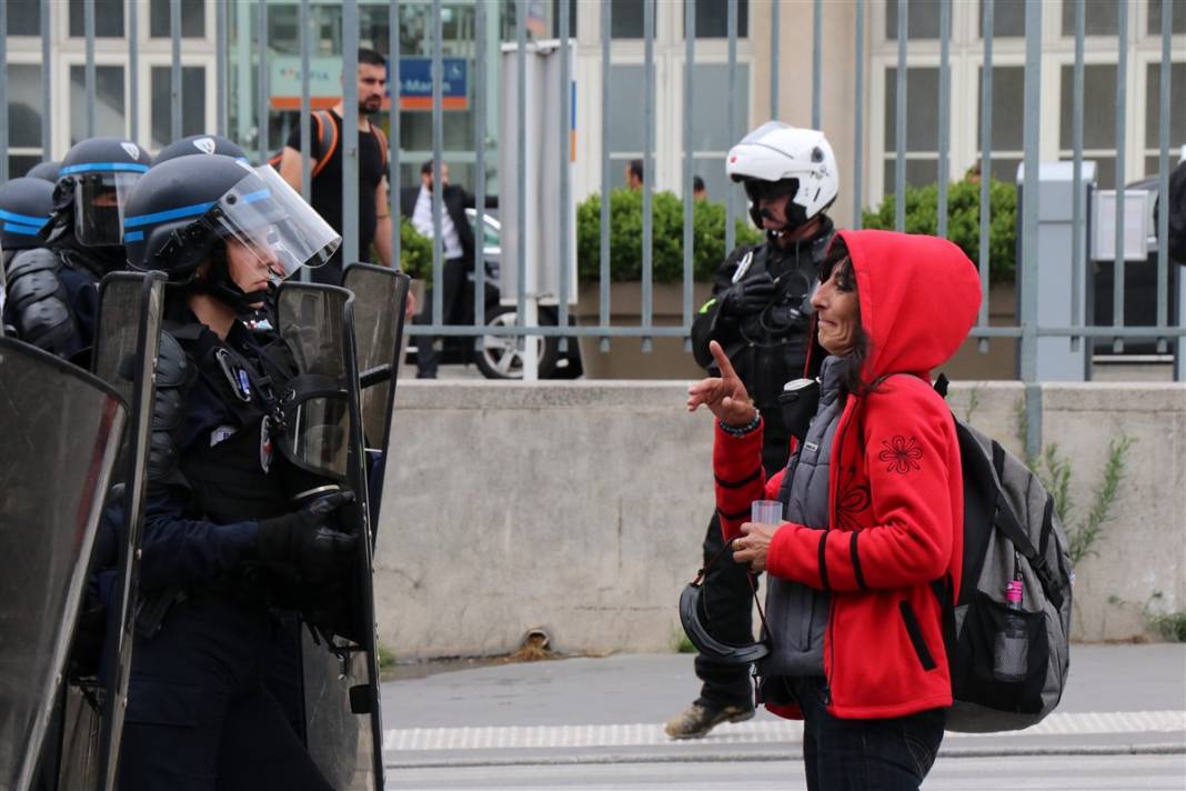 Fransa'da 'zorunlu aşı' protestosu: Diktatörlükle mücadele ediyoruz 16