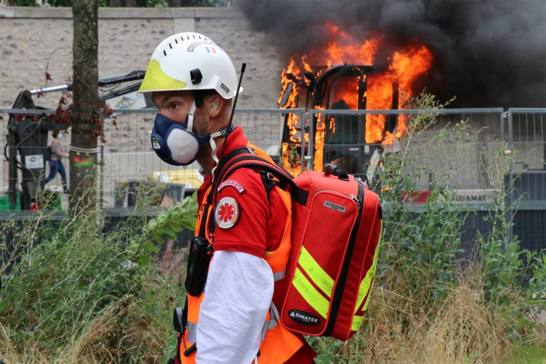 Fransa'da 'zorunlu aşı' protestosu: Diktatörlükle mücadele ediyoruz 17