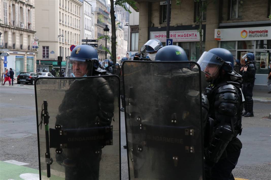 Fransa'da 'zorunlu aşı' protestosu: Diktatörlükle mücadele ediyoruz 18